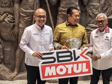 Ketua Umum IMI Bambang Soesatyo (tengah) bersama Direktur Utama ITDC Ari Respati (kiri) dan Direktur Utama MGPA Priandhi Satria (kanan) secara simbolis meluncurkan tiket presale WSBK 2022 di Gedung Sarinah, Jakarta, Rabu (31/8/2022). PT Pengembangan Pariwisata Indonesia (Persero)/Indonesia Tourism Development Corporation (ITDC), BUMN pengembang dan pengelola kawasan pariwisata di Indonesia, bersama Mandalika Grand Prix Association (MGPA) selaku bagian dari ITDC Group, merilis penjualan tiket harian menonton event MOTUL FILM World Superbike (WSBK) Indonesian Round yang akan berlangsung di Pertamina Mandalika International Circuit, Lombok, Nusa Tenggara Barat, pada 11-13 November 2022 mendatang. (Liputan6.com/Faizal Fanani)