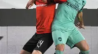 Gelandang Arsenal, Henrikh Mkhitaryan berebut bola dengan gelandang Rennes, Benjamin Bourigeaud selama pertandingan leg pertama babak 16 besar Liga Europa di Roazhon Park Prancis (7/3). Rennes menang telak 3-1. (AFP Photo/Loic Venance)