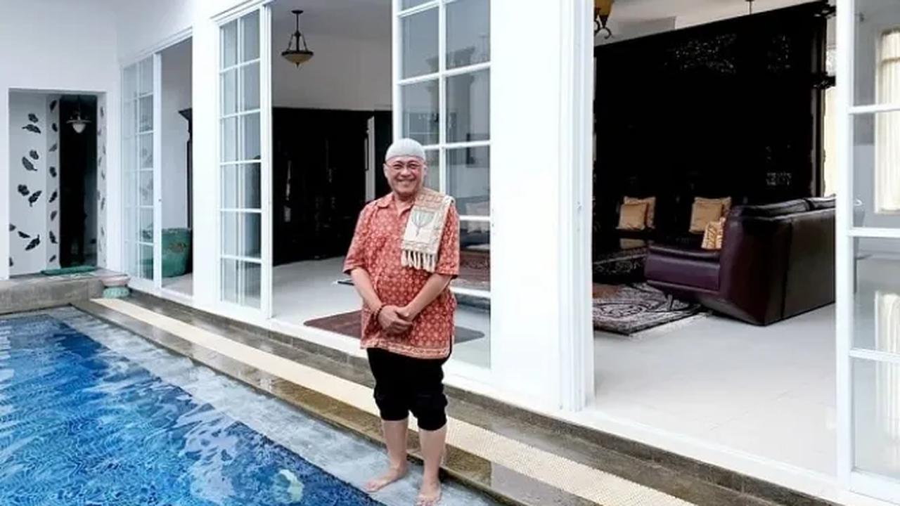 Motivator kenamaan Indonesia Maryono Teguh atau akrab disapa Mario Teguh turut dilaporkan ke Polda Metro Jaya.