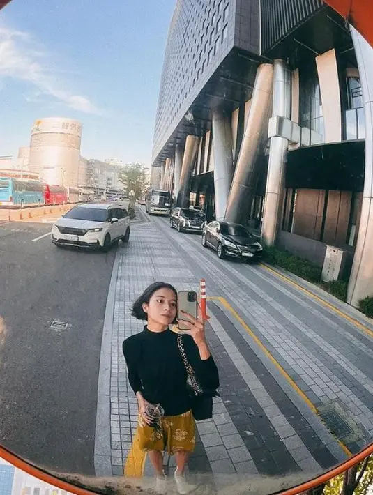 Netizen pun memuji penampilan Putri Marino yang terlihat bak ABG. Bagaimana menurutmu, Sahabat Fimela? (Instagram/putrimarino)