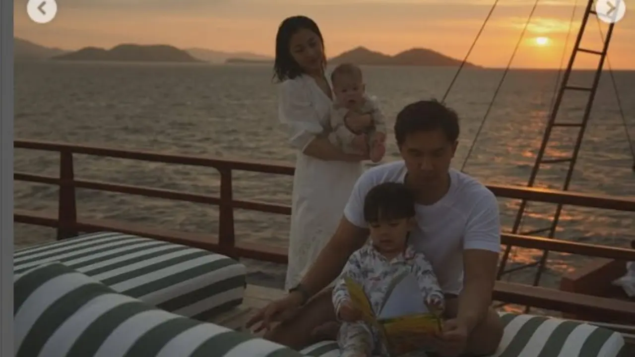 Liburan di Labuan Bajo, Nikita Willy Masak MPASI di Kapal Buat Anak Bungsunya