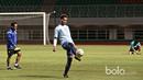 Kiper Arema FC, Kurnia Meiga berlatih mengontrol bola pada sesi latihan tim Singo Edan jelang Babak Final Piala Presiden 2017 di Stadion Pakansari, Bogor, Jumat (10/3/2017). (Bola.com/Nicklas Hanoatubun)