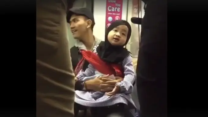 Dipangkuan Ayah, Anak Ini Senandungkan Lantunan yang Bikin Adem