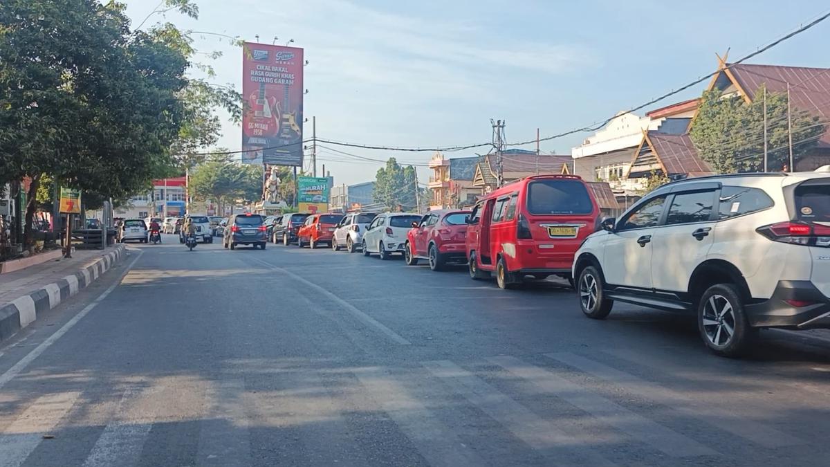 Antrean panjang BBM di SPBU di Kota Makassar. (merdeka.com/Ihwan Fajar).