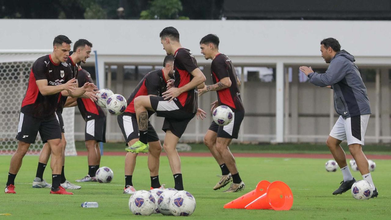 FOTO: Jelang Lawan Bahrain, Timnas Latihan di Stadion Madya Senayan