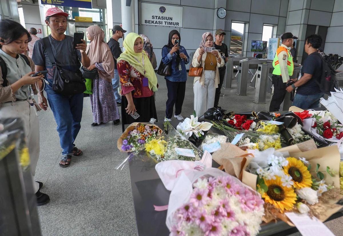 FOTO: Karangan Bunga Berjejer di Stasiun Bekasi Timur Pasca Kecelakaan Kereta