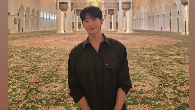 Gaya Jung Hae In Saat Kunjungi Masjid Agung Syeikh Zayed Abu Dhabi, Menawan dengan Setelan Serba Hitam