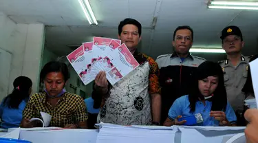 Ketua KPU Husni Kamil Malik memperlihatkan surat suara pilpres, Jakarta, Sabtu (14/6/2014) (Liputan6.com/Andrian M Tunay)