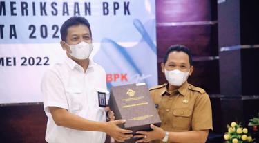Bupati Lumajang Thoriqul Haq menerima opini WTP dari BPK Jawa Timur. (Istimewa)