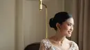 Paras cantik anak sulung Alya Rohali ini dipoles oleh MUA Allyssa Hawadi Soeleman, sementara rambutnya ditata oleh hair stylish Eva Pical. Tampil mengenakan kebaya warna pink, wajah gadis berusia 25 tahun ini dipoles dengan sentuhan blush on warna merah muda. Kalung dan anting yang dikenakan oleh Adjani membuat penampilannya jadi makin menawan. (Liputan6.com/IG/@namiradjani)
