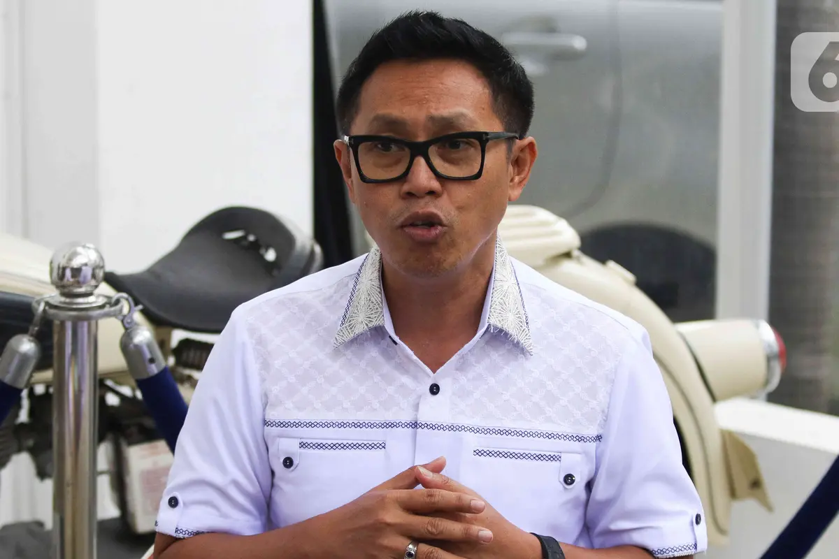 Tampilan Nathalie Holscher dalam Balutan Kerudung Kuning