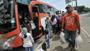 Pemudik turun dari bus antar kota antar provinsi (AKAP) di Terminal Kampung Rambutan, Jakarta Timur, Sabtu (9/7). Puncak arus balik Lebaran diprediksi terjadi pada Sabtu- Minggu (9-10) Juli 2016. (Liputan6.com/Yoppy Renato)