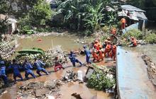 35 Petugas Gabungan Sigap Tambal Tanggul Jati Padang yang Jebol dengan Karung Pasir