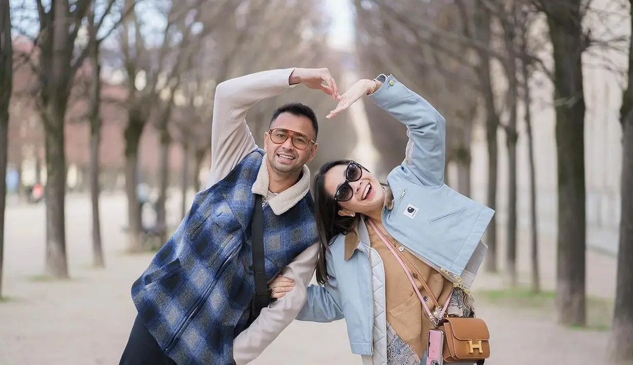 Tak ketinggalan aksesori gelang yang mempermanis penampilan Nagita. Ia mengenakan  @redline_paris 'Mini Pure Rings'  yang ditaksir seharga Rp5,7 juta. [@raffinagita1717]