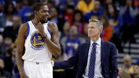 Pelatih kepala Golden State Warriors, Steve Kerr (kanan), berbincang dengan Kevin Durant saat menghadapi Los Angeles Lakers dalam lanjutan musim reguler NBA 2016/2017 di Oakland, 23 November 2016. (AP Photo/Marcio Jose Sanchez)