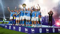 Skuad Napoli melakukan selebrasi setelah menjadi juara Serie A musim 2024/2025 di Stadion Diego Armando Maradona, Sabtu (24/5/2025). Napoli memastikan gelar juara setelah menaklukkan Cagliari dua gol tanpa balas. (AP Photo/Gregorio Borgia)