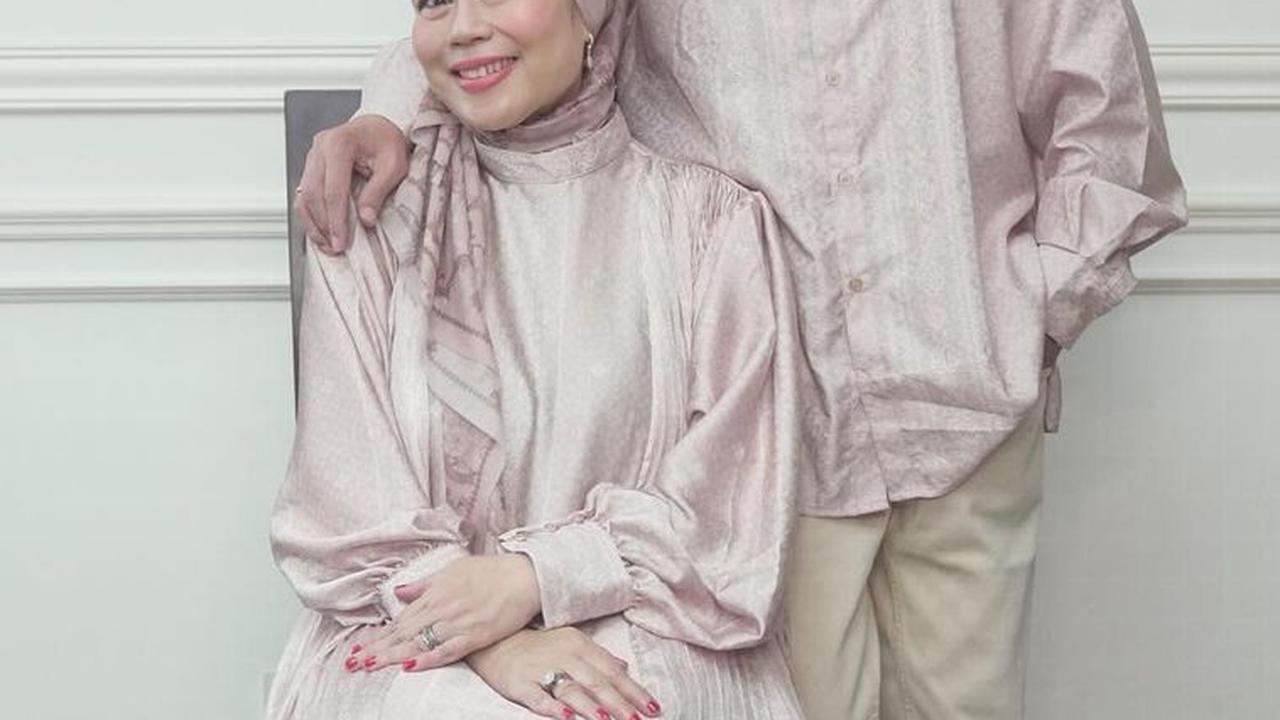 Menikah pada tahun 2008, kini Dewi Yull dan Srikaton telah genap 16 tahun menjadi suami istri.