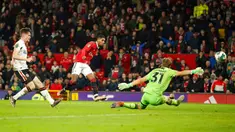 Pemain Manchester United Marcus Rashford (tengah) mencetak gol ke gawang Charlton Athletic yang dijaga kiper Ashley Maynard-Brewer pada pertandingan sepak bola perempat final Piala Liga Inggris atau Carabao Cup di Old Trafford, Manchester, Inggris, 10 Januari 2023. Manchester United menang 3-0. (AP Photo/Dave Thompson)