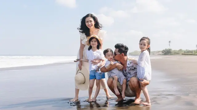 Jarang Muncul di Layar Kaca, Ini 7 Potret Terbaru Tyara Renata Bersama Keluarga
