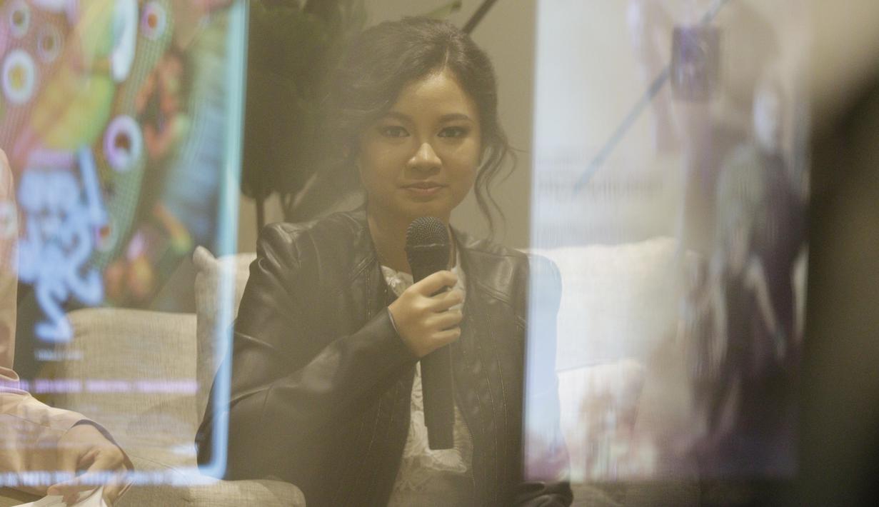 Atlet berkuda Indonesia, Ivana Putri Santosa, memberi keterangan saat konpers di FX Sudirman, Jakarta, Jumat (8/11). Ivana mendapat kesempatan untuk tampil pada Asian Equestrian Federation (AEF) di Qatar pada 2020. (Bola.com/M Iqbal Ichsan)