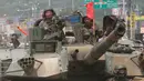 Tentara militer Korsel mengendarai tank K-1 selama latihan tahunan di dekat perbatasan dengan Korea Utara, Paju, Korsel (5/7). Latihan tersebut kembali menandai meningkatnya tensi antara Korea Utara dan Korea Selatan. (AP Photo / Ahn Young-joon)