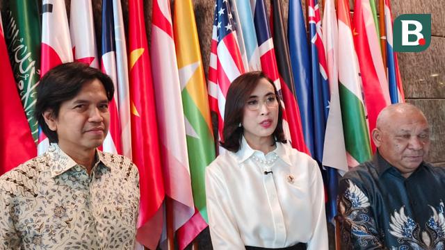 Menteri Pariwisata RI, Widiyanti Putri Wardhana, bersama Ketua Harian PB Akuatik Indonesia, Harlin E. Rahardjo.