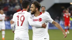 Pemain Turki, Yunus Malli (kiri) merayakan gol dengan rekannya Kenan Karaman saat melawan Rusia pada laga uji coba di VEB Arena stadium, Moskow, Rusia, (5/6/2018). Rusia bermain imbang 1-1. (AP/Pavel Golovkin)