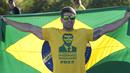 Ratusan pendukung yang mengenakan warna nasional Brasil, kuning dan hijau, meneriakkan yel-yel untuk Bolsonaro ketika mereka menunggu kedatangannya, tetapi kembalinya Bolsonaro tidak menarik kerumunan massa yang diharapkan oleh banyak sekutunya. (AP Photo/Eraldo Peres)