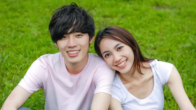 couple kencan bahagia