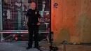 Seorang petugas polisi berdiri di luar sebuah toko yang rusak di lingkungan Chelsea di New York (1/6/2020). George Floyd meninggal pada 25 Mei setelah ia dijepit di leher oleh seorang petugas kepolisian Minneapolis. (AP Photo/Craig Ruttle)