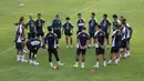 <p>Para pemain Timnas Indonesia melakukan briefing saat mengikuti sesi latihan di Lapangan A, Kompleks Gelora Bung Karno, Senayan, Jakarta, Sabtu (31/8/2024) sebagai persiapan jelang menghadapi Arab Saudi pada putaran ketiga kualifikasi Piala Dunia 2026 zona Asia. (Bola.com/Abdul Aziz)</p>