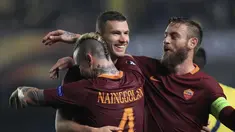 Para pemain AS Roma merayakan gol Edin Dzeko (kiri) saat melawan Villareal pada laga 32 besar Liga Eropa di Ceramica stadium, Villarreal, (16/2/2017). Roma menang 4-0. (AP/Alberto Saiz)
