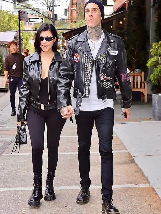 Pasangan ini memang kerap bergaya edgy dengan busana serba hitam. Seperti dalam potret ini. Keduanya tampil serasi dengan leather jacket dan combat boots. (Instagram/Kravis_love).