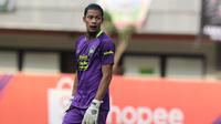 Kiper PSIS Semarang, Jandia Eka Putra, saat melawan Persija Jakarta pada laga Liga 1 di Stadion Patriot, Bekasi, Minggu (15/9). Persija menang 2-1 atas PSIS. (Bola.com/M Iqbal Ichsan)