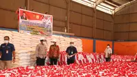 Pemkot Jayapura menerima 5.000 sembako dari Joko Widodo.  (Liputan6.com/Katharina Janur/Humas Pemkot Jayapura)