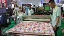 Petugas memperlihatkan hasil print satu produk saat Pameran Mesin Cetak dan Print All Pack Indonesia, All Process di Jakarta International Expo, Kemayoran, Jakarta, Rabu (5/10). (Liputan6.com/Angga Yuniar)