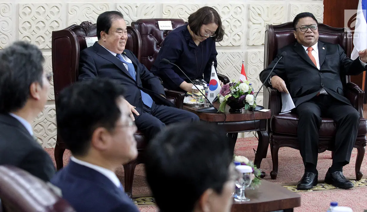 Ketua DPD Oesman Sapta Odang (kanan) saat menerima kunjungan Ketua Parlemen Korea Selatan Moon Hee-sang (kiri) di Senayan, Jakarta, Jumat (14/9). Pertemuan membicarakan hubungan bilateral antarparlemen. (Liputan6.com/JohanTallo)