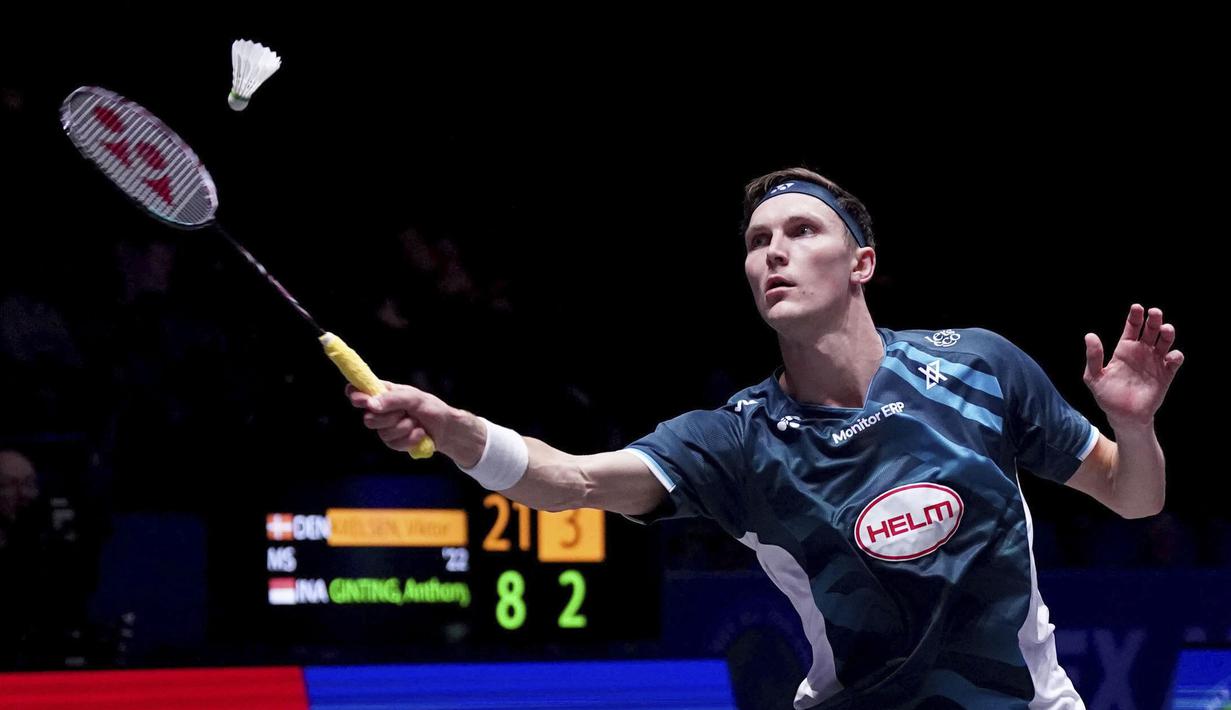 Pebulu tangkis tunggal putra Denmark, Victor Axelsen menerima kok dari pebulu tangkis Indonesia, Anthony Sinisuka Ginting pada laga perempat final All England 2024 di Utilita Arena Birmingham, Inggris, Jumat (15/03/2024). (AP Photo/PA/Bradley Collyer)