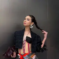 Penampilan Yuki Kato saat menghadiri JFW 2025 untuk menonton presentasi Cita Tenun Indonesia benar-benar mencuri perhatian dengan gaya yang edgy dan unik. [@yukikt].