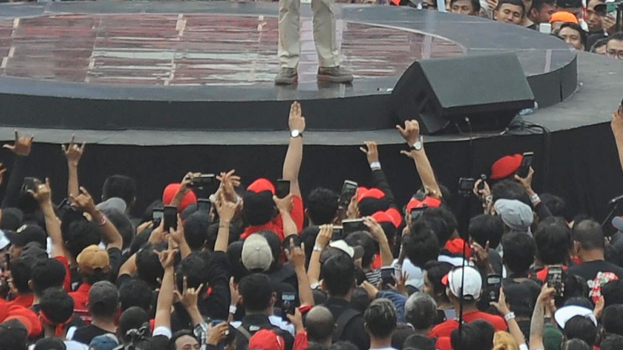 FOTO: Aksi Orasi Politik Ganjar Pranowo Membakar Semangat Ratusan Ribu Pendukung Kampanye Akbar di Stadion Utama Gelora Bung Karno