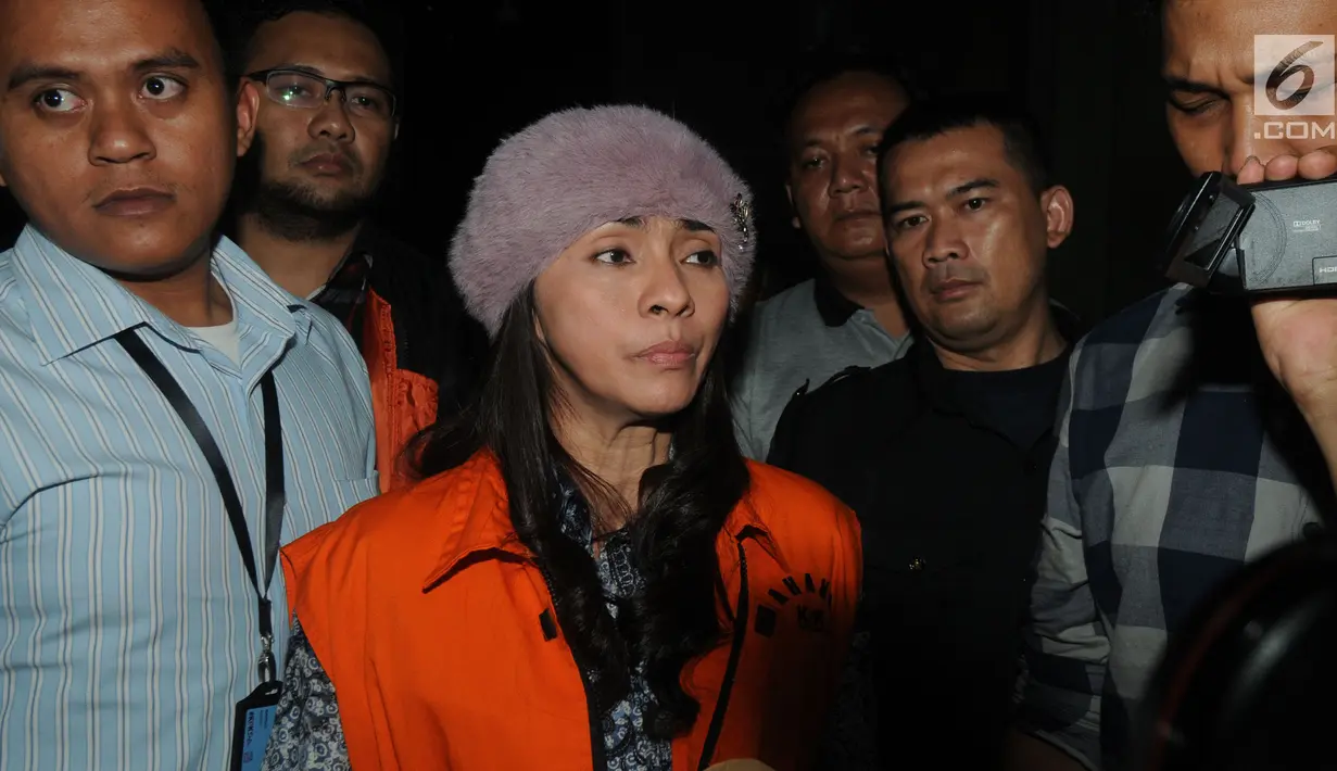 Bupati Kepulauan Talaud, Sri Wahyumi Maria Manalip mengenakan rompi tahanan seusai menjalani pemeriksaan di gedung KPK, Jakarta, Rabu (1/5/2019). Sri Wahyumi resmi ditahan KPK sebagai tersangka kasus suap proyek revitalisasi pasar di Kabupaten Kepulauan Talaud. (merdeka.com/Dwi Narwoko)
