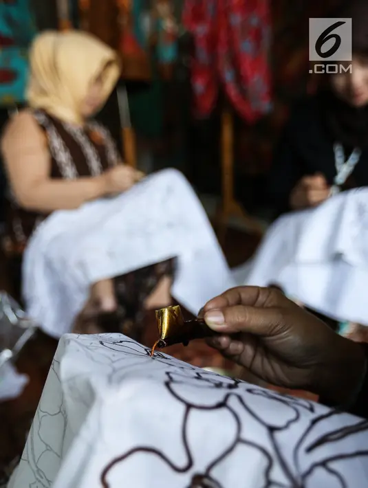 Peserta workshop sedang mencanting batik tulis khas Tangsel di Datik Batik, Pamulang, Tangerang Selatan, Kamis (25/10). Motif batik mengambil kearifan lokal Tangsel seperti Anggrek dan Rumah Belandongan. (Liputan6.com/Fery Pradolo)