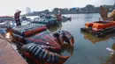 Beragam perahu berbahan botol plastik bekas hasil kreativitas Pasukan Oranye Dinas Lingkungan Hidup (DLH) DKI Jakarta tampak berjajar di pinggiran Danau Sunter Selatan, Jakarta Utara, sebagai persiapan Festival Perahu Cinta Lingkungan (CiLung Fest) 2026, Selasa (13/10/2026).(KLY/Budy Santoso)
