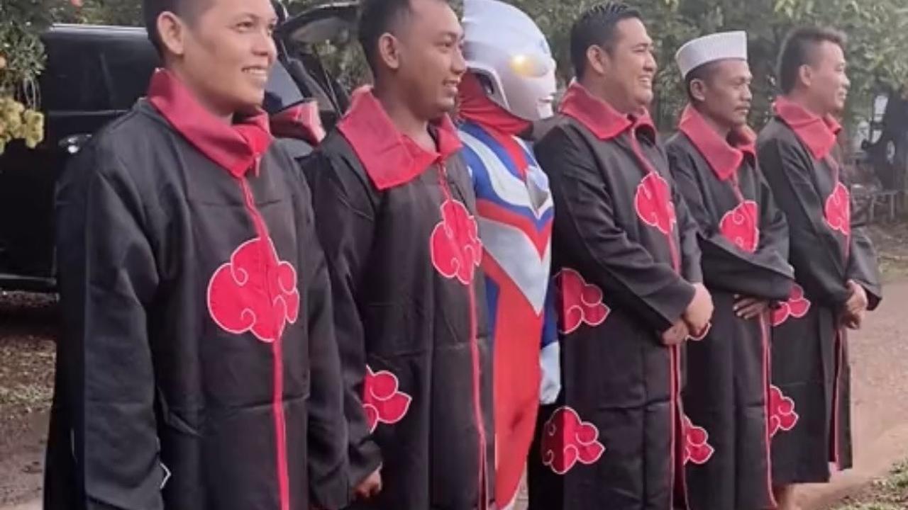 Tak hanya berkostum seperti ultraman, Jamal juga mengajak tim suksesnya untuk mengenakan busana ninja Akatsuki. Gaya semacam ini dipakainya saat blusukan ke rumah warga.<br>