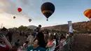 Sejumlah pengunjung menyaksikan Festival Balon Udara Gilboa di dekat Kibbutz Ein Harod, Lembah Jizreel, Israel (4/8). Festival balon udara ini menjadi tontonan menarik bagi warga sekitar dan wisatawan. (AFP Photo/Manahem Kahana)