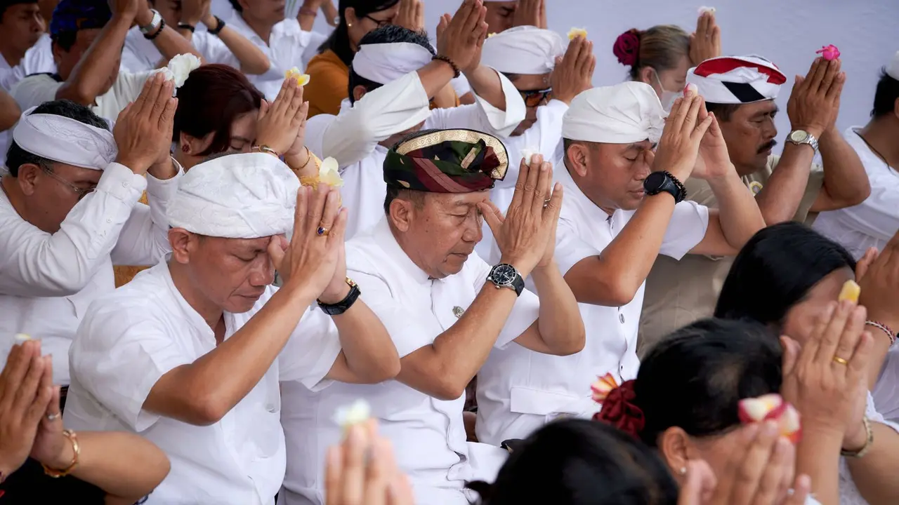 Umat Hindu melaksanakan rangkaian tahapan hari raya Nyepi, yaitu upacara melasti, di Pantai Ekowisata Jembatan Cinta, Desa Segarajaya, Kec. Tarumajaya, Kab. Bekasi, Minggu (3/3/2024) (Istimewa)
