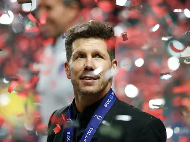 Pelatih Atletico Madrid, Diego Simeone tersenyum saat berselebrasi meraih juara Piala Super Eropa setelah mengalahkan Real Madrid di Lillekula Stadium di Tallinn, Estonia, (15/8). Atletico Madrid menang 4-2 atas Real Madrid. (AP Photo/Pavel Golovkin)