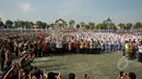 Ribuan pelajar saat minum jamu bersama di Alun-alun Satya Negara Sukoharjo, Jawa Tengah, Rabu (1/4/2015).Kegiatan minum jamu bareng ini untuk mendeklarasikan Kabupaten Sukoharjo sebagai produsen jamu terbesar di Jawa Tengah. (Liputan6.com/Johan Tallo)