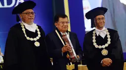 Mantan Wakil Presiden Jusuf Kalla menerima penghargaan HB IX Award 2019 dari UGM, bersamaan dalam peringatan Lustrum XIV UGM, Kamis (19/12/2019). Kiprah JK yang dinilai serius memperjuangkan perdamaian serta kemanusiaan menjadi latarbelakang diberikannya anugerah tersebut. (FOTO: Tim Media JK)