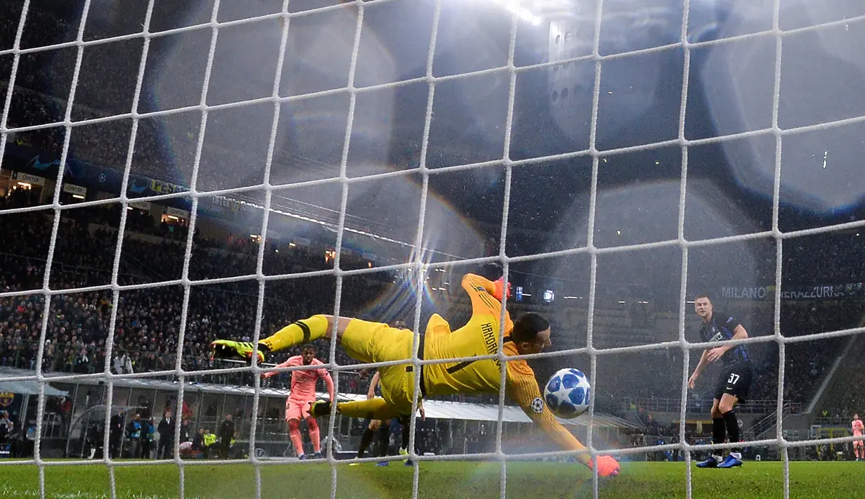 Proses terjadinya gol yang dicetak gelandang Barcelona, Malcom, ke gawang Inter Milan pada laga Liga Champions di Stadion San Siro, Milan, Selasa (6/11). Kedua klub bermain imbang 1-1. (AFP/Marco Bertorello)